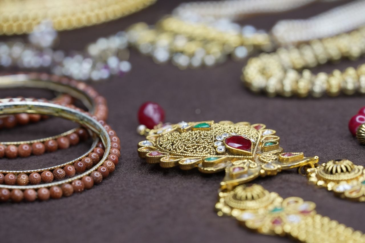 mostbet promosyonlarından necə qazanclı çıxmaq olar Stunning close-up of intricately designed gold and beaded jewelry showcasing traditional craftsmanship.